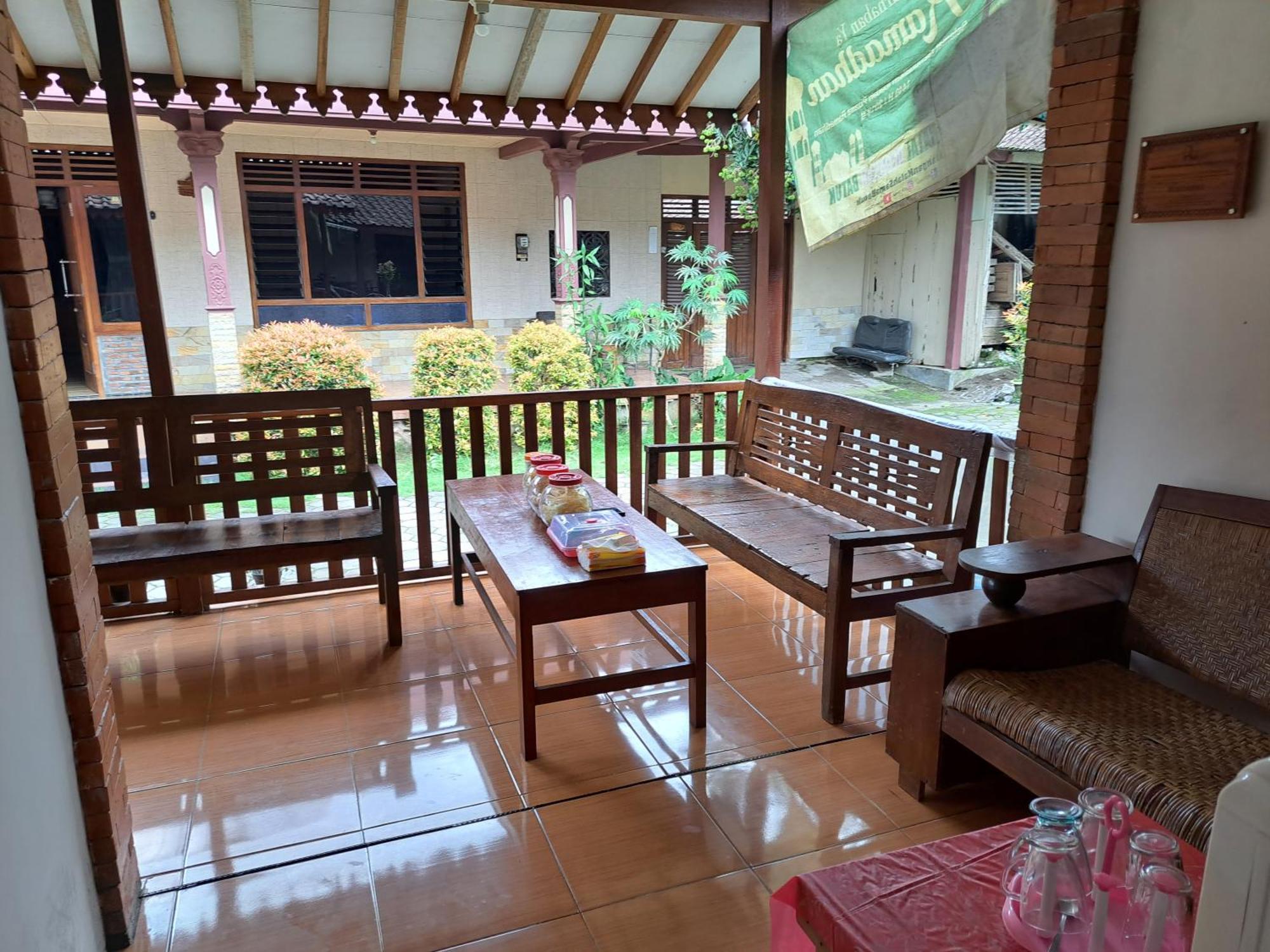 Romadhoni Homestay Magelang Luaran gambar